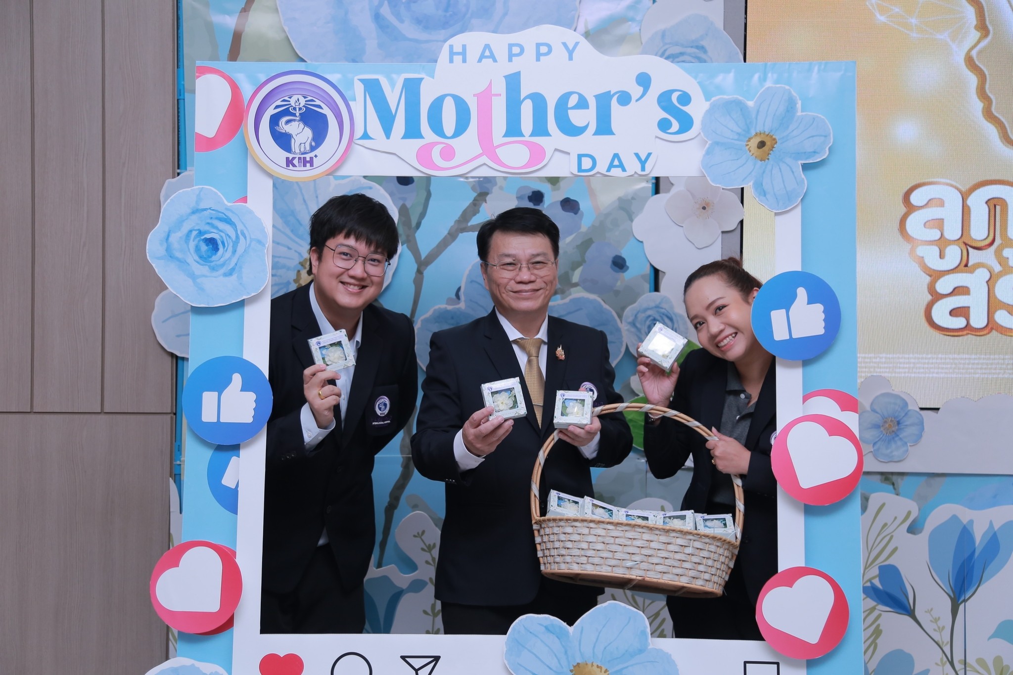 โรงพยาบาลเกษมราษฎร์ อินเตอร์เนชั่นแนล รัตนาธิเบศร์ จัดกิจกรรมมอบเข็มกลัดดอกมะลิ เนื่องในวันแม่แห่งชาติ ในวันที่ 11 สิงหาคม 2568