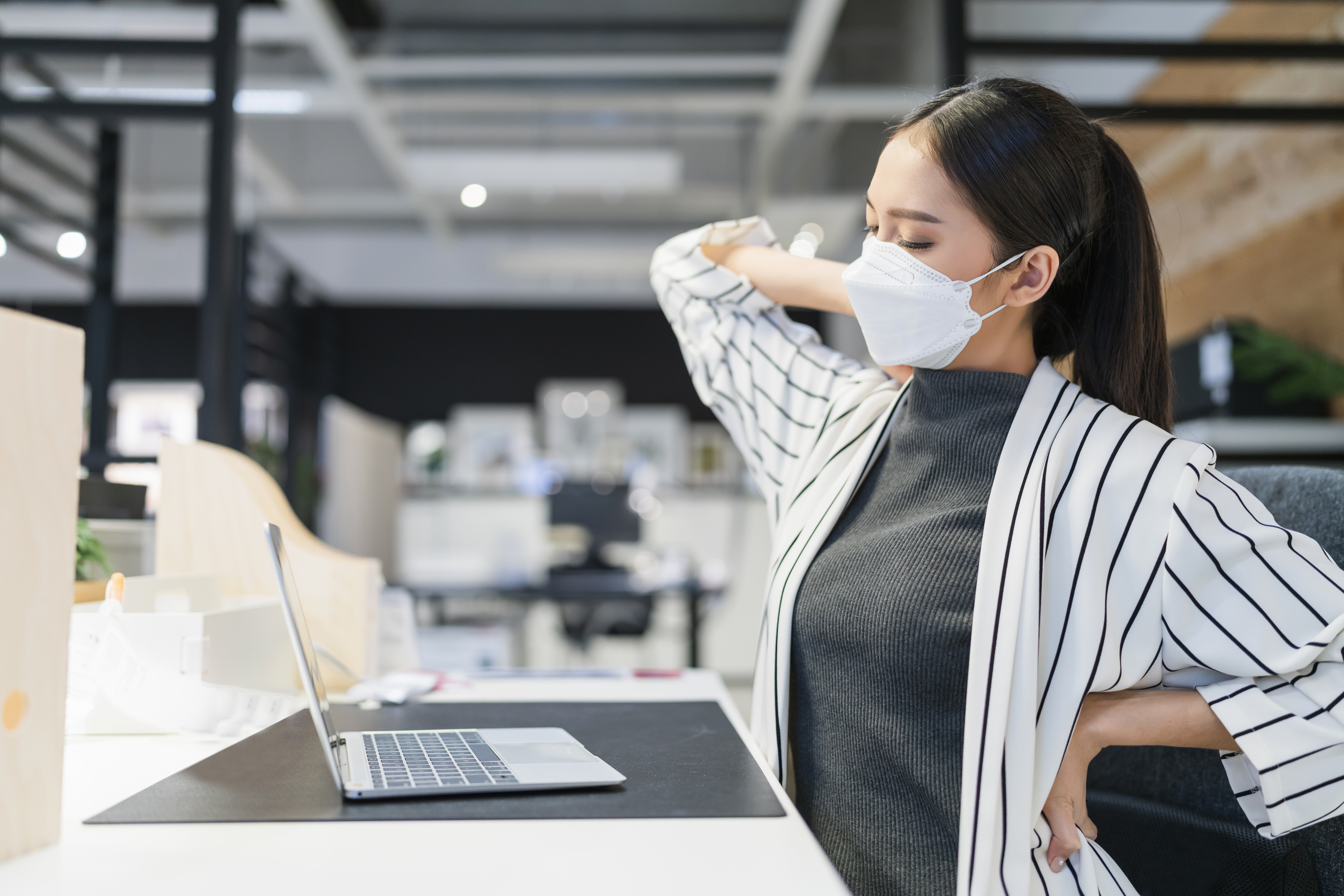 ปวดหลังเรื้อรังจากออฟฟิศซินโดรม: เมื่อไหร่ที่ต้องผ่าตัด?