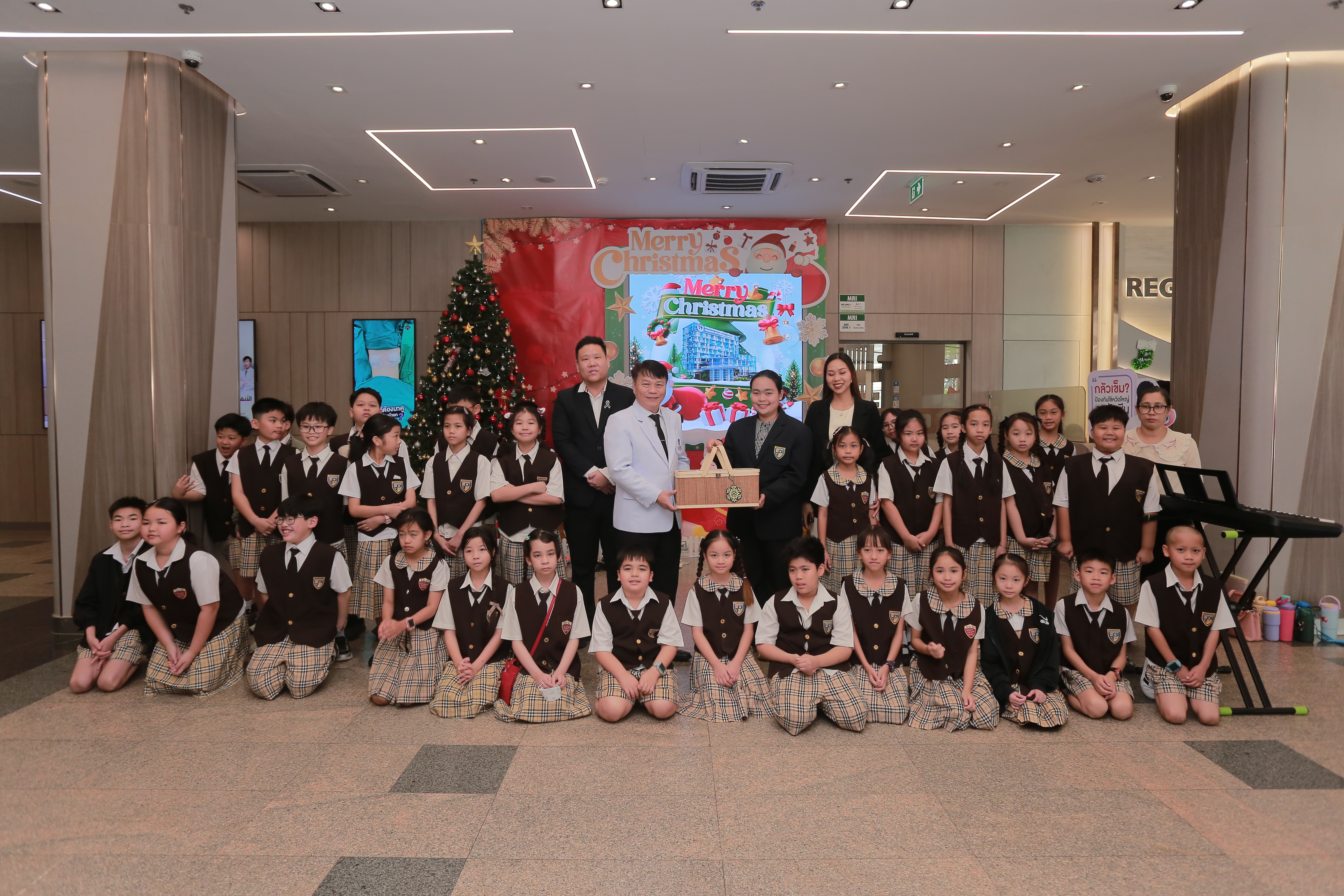นักเรียนโรงเรียนสารสาสน์วิเทศราชพฤกษ์ ร่วมส่งมอบความสุขเทศกาลคริสต์มาส ณ โรงพยาบาลเกษมราษฎร์ อินเตอร์เนชั่นแนล รัตนาธิเบศร์