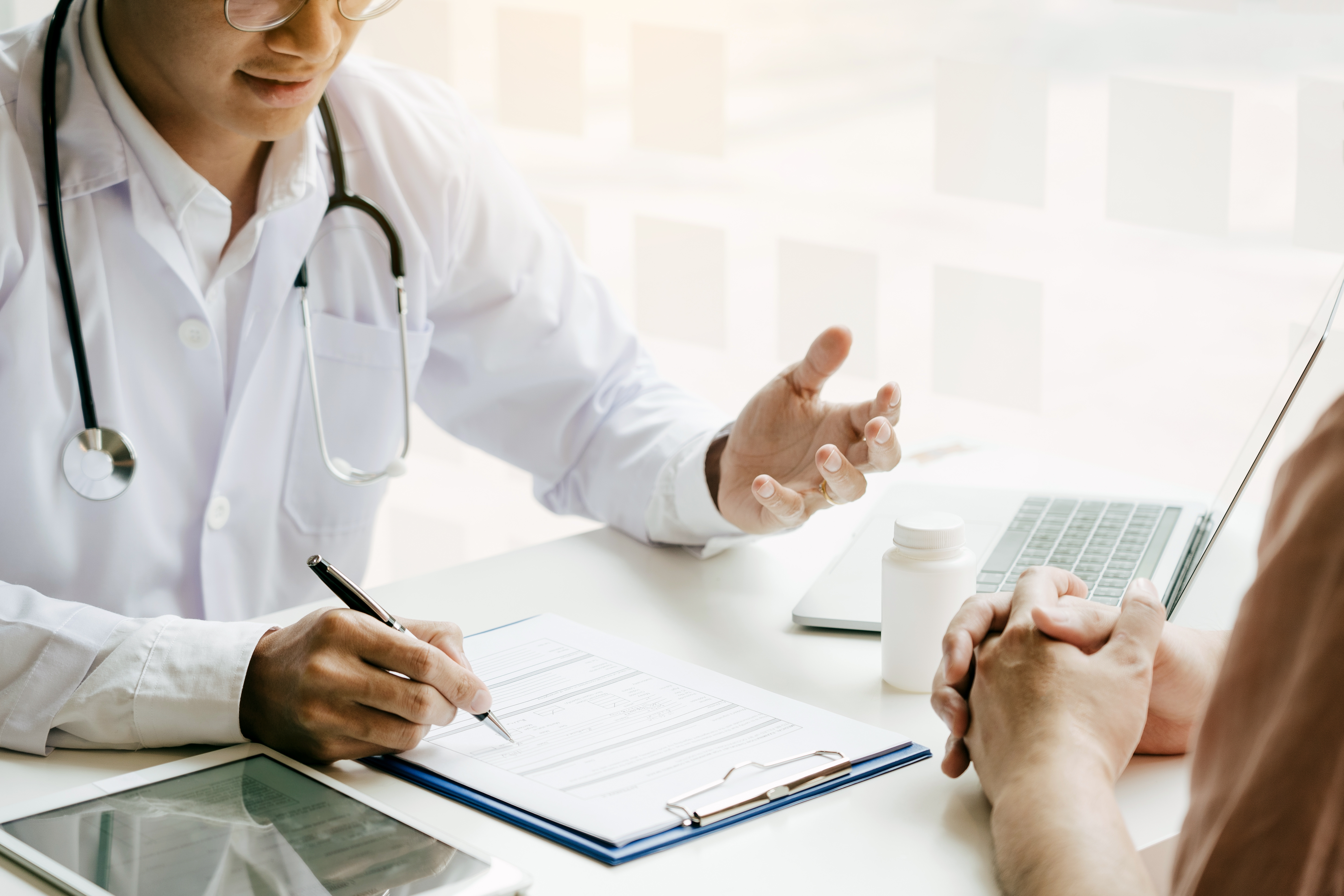 Asian,Doctor,Is,Examining,The,Abnormal,Items,Of,The,Body