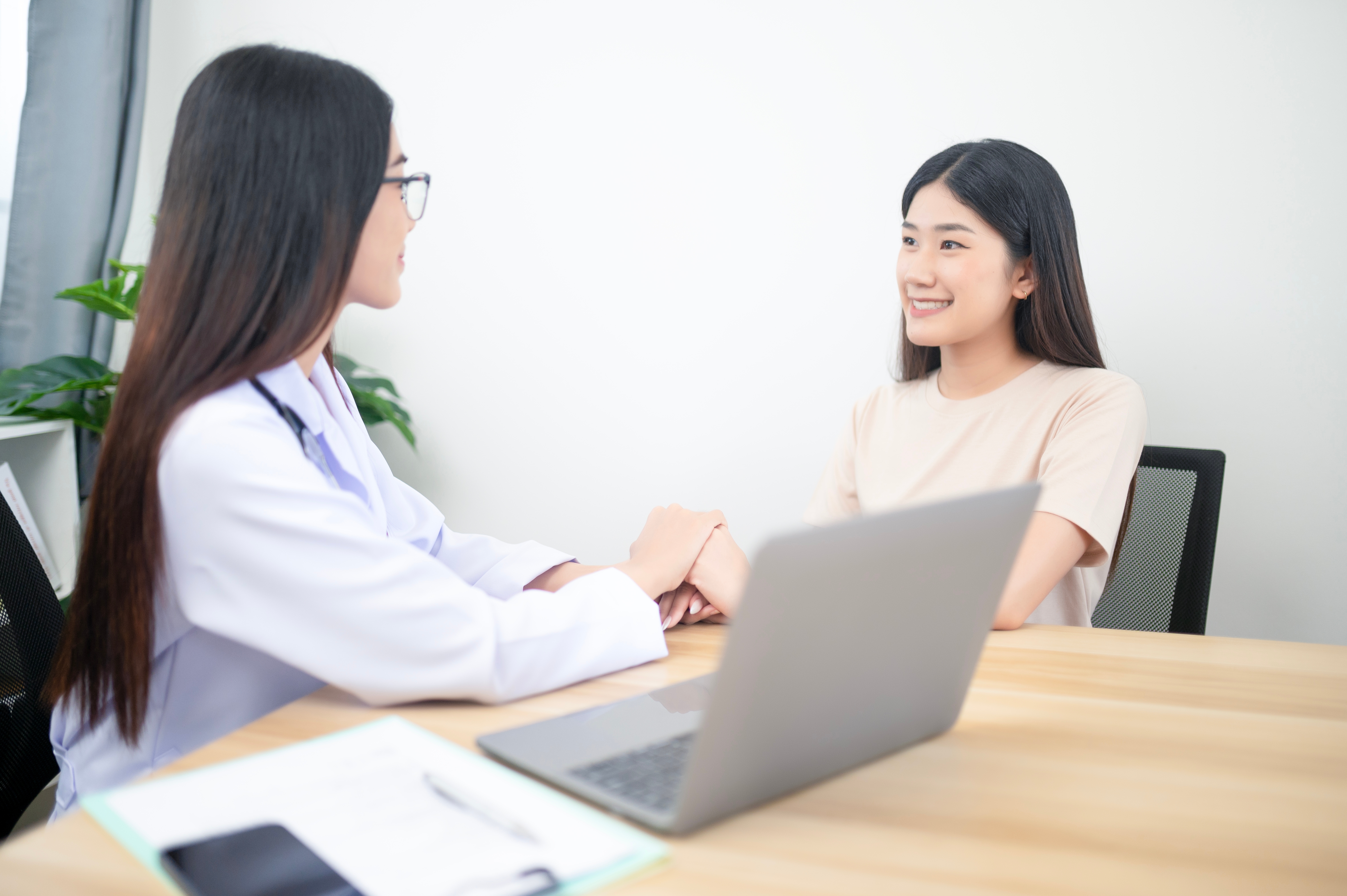 Asian,Young,Woman,Suffering,From,Flu,Visiting,Professional,Doctor,For